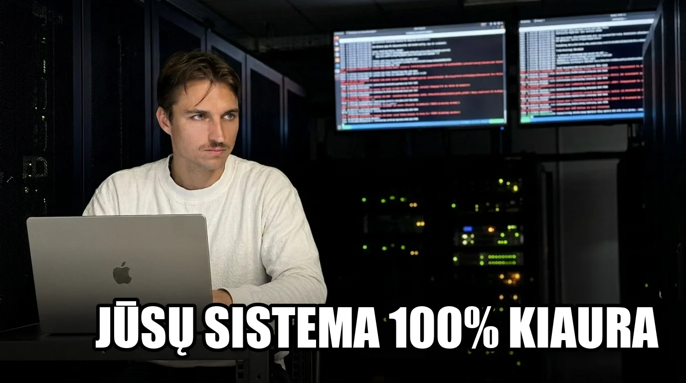 Marius prie MacBook tamsiame serverių kambaryje su raudonais klaidų ekranais fone